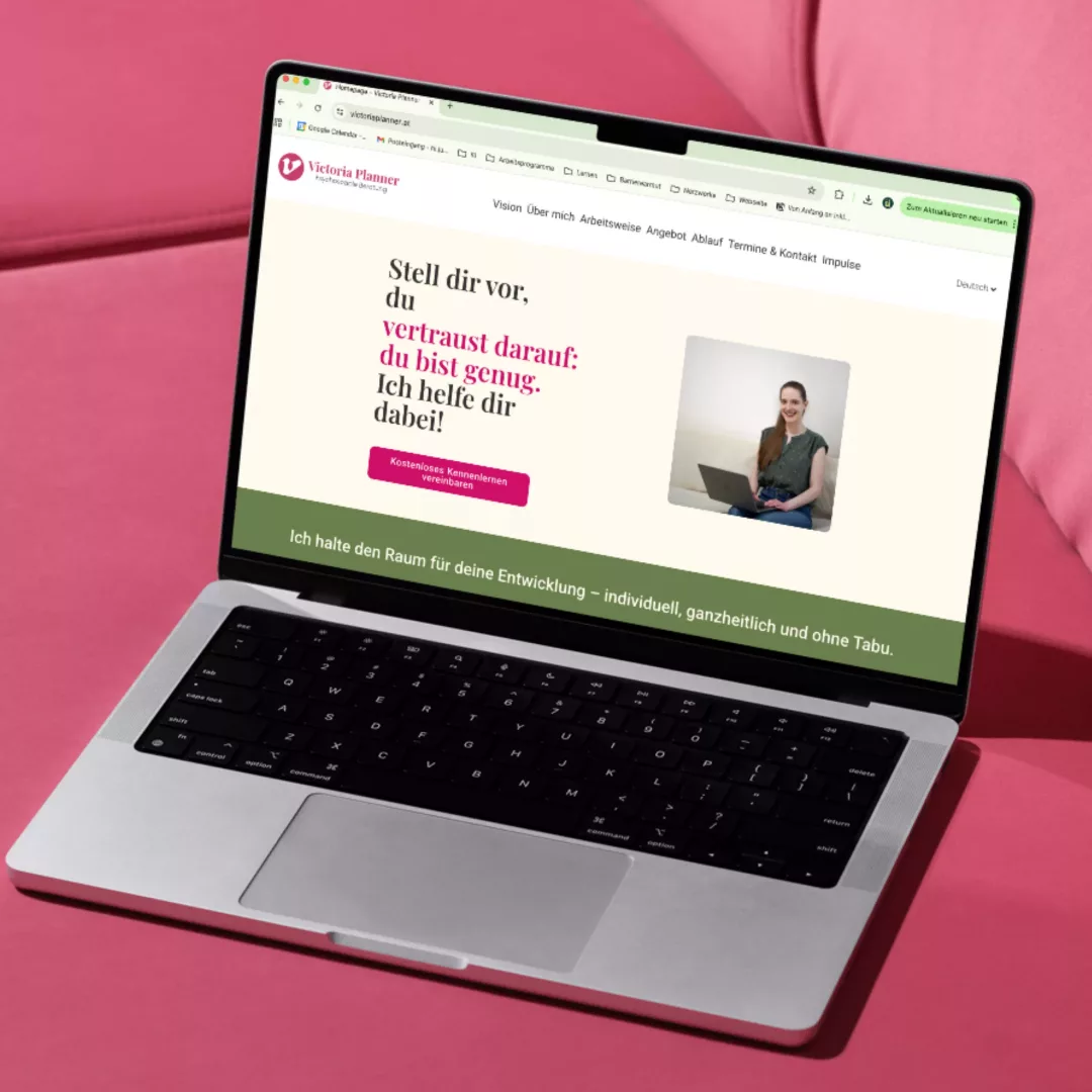 Laptop zeigt Victoria Planner Website. Text: 'Stell dir vor, du vertraust darauf: du bist genug.' Rechts Foto einer weiblich gelesenen Person mit Laptop.